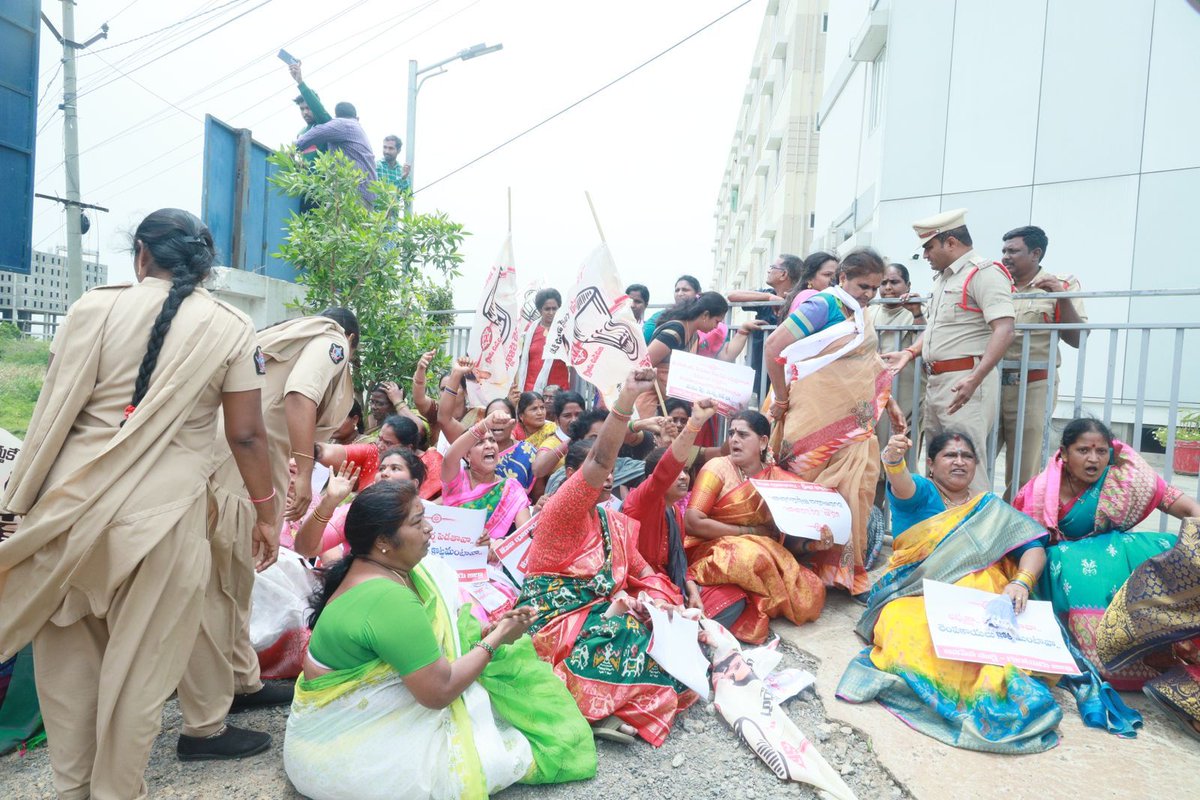 JanaSenaParty's tweet photo. వైసీపీ మహిళా కమిషన్ చైర్ పర్సన్ @padma_vasireddy చేస్తున్న అనుచిత వ్యాఖ్యలను నిరసిస్తూ జనసేన వీర మహిళలు ఈ రోజు మంగళగిరిలోని రాష్ట్ర మహిళ కమిషన్ కార్యాలయం దగ్గర ఆందోళన కార్యక్రమం చేపట్టారు. పోలీసులు అడ్డుకొని అరెస్టు చేశారు. https://t.co/3bZbQm49B0