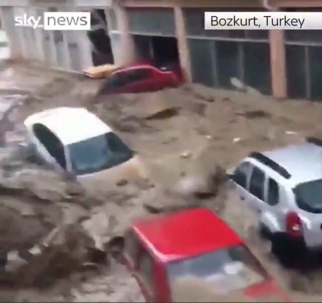 datenbasiert's tweet photo. Neues Jahr, neue Bilder aus #Beijing. Weggespülte Neuwagen werden zum Symbolbild für die #Klimakrise. Aus den vergangenen Jahren: 
#turkeyflood #chinaflood #londonflood #newyorkflood #sydneyflood #seoulflood #germanyflood und so weiter, und so fort. Mal sehen, wie 2024 so wird. https://t.co/3LIxa6UuQ6
