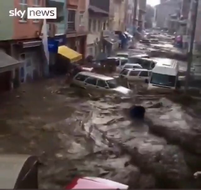 datenbasiert's tweet photo. Neues Jahr, neue Bilder aus #Beijing. Weggespülte Neuwagen werden zum Symbolbild für die #Klimakrise. Aus den vergangenen Jahren: 
#turkeyflood #chinaflood #londonflood #newyorkflood #sydneyflood #seoulflood #germanyflood und so weiter, und so fort. Mal sehen, wie 2024 so wird. https://t.co/3LIxa6UuQ6