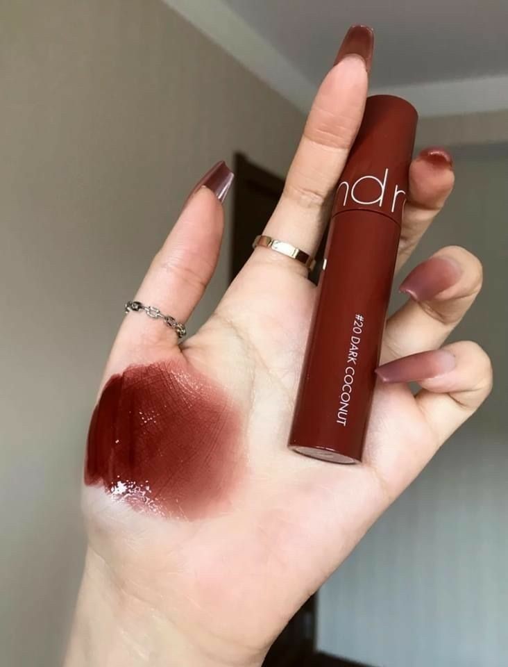 berburushopee's tweet photo. aesthetic lips product ala pinterest

— a thread https://t.co/Ab4kZredzB