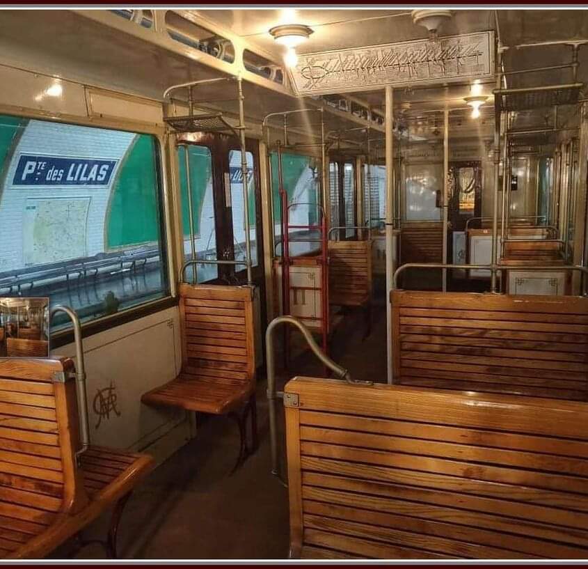 ParisAMDParis's tweet photo. Métro parisien avec banquette en bois 1950.
Paris,  À la Porte des Lilas 
Hello #XTwitter! https://t.co/4HCgF94P85