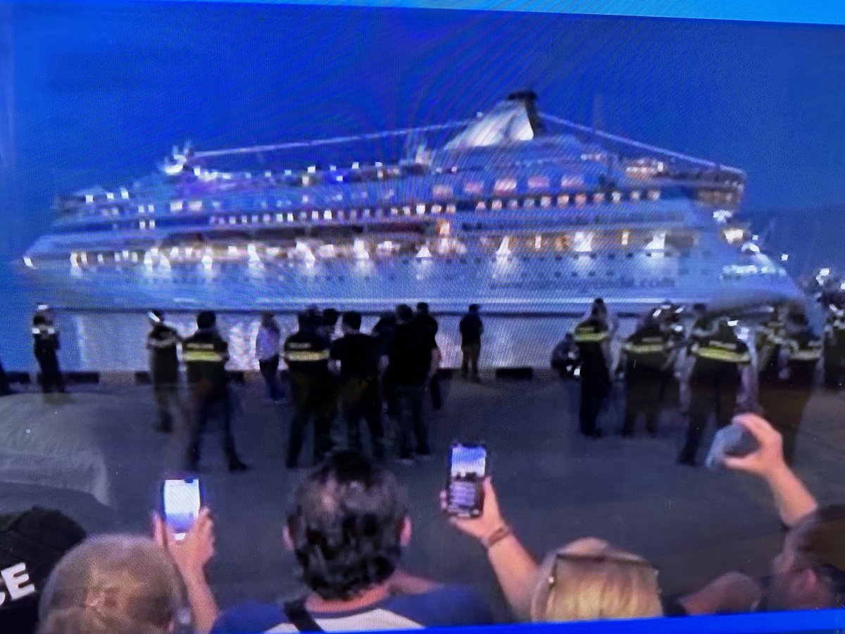 petras_petras's tweet photo. Georgians protest against another cruise ship visit to #Batumi port bringing more russian tourists. Playing by #Kremlins’s hybrid playbook of interference the #Georgian society pays a price of increasing poliarization https://t.co/o2Q07o92BU