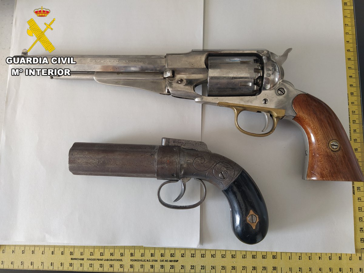 DaRevenga's tweet photo. Seis detenidos en #Carranque, #Ocaña, #Toledo y #Camarenilla y desmantelado un grupo violento especializado en vuelcos de droga, ha sido en la llamada Operación #Jacol de la @guardiacivil. 
Dieron a una paliza a dos mujeres tras detenerlas haciéndose pasar por policías. https://t.co/RxcEifHHyM