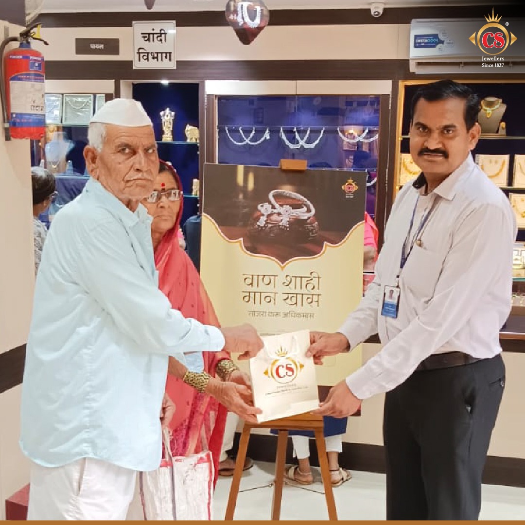 ChandukakaS's tweet photo. We believe the smile on our customers' faces should be as bright as the shine on our jewellery! And our special Adhik Maas offers are reasons to share the season's joy! Do visit your nearest store to celebrate the joy of Adhik Maas with Chandukaka Saraf &amp; Sons Pvt. Ltd. https://t.co/Dojg447779