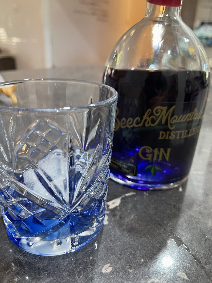 brendastoneart's tweet photo. Monday BLUES 💙
*im ok with this kind of blues
#bluegin https://t.co/dWkUVRDrda