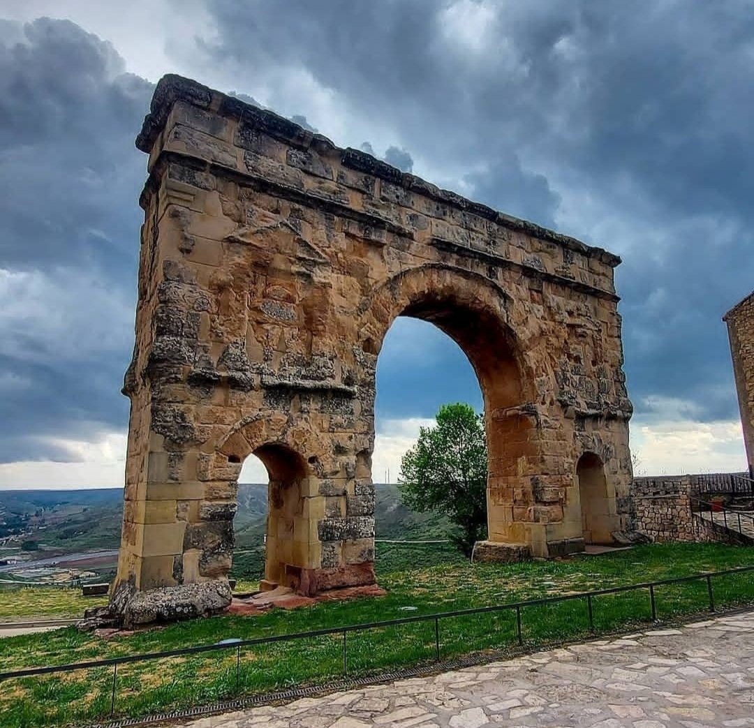 ¡Somos únicos en España!
Por muchas razones, sí, y también por el arco romano de Medinaceli que es el único en nuestro país que tiene 3 vanos.
📸 @vanesama00

#medinaceli #soria #soriaestademoda #turismo #españa #castillayleon #patrimonio #naturaleza #viajar #spain <a href="/CyLesVida/">Turismo Castilla y León</a>