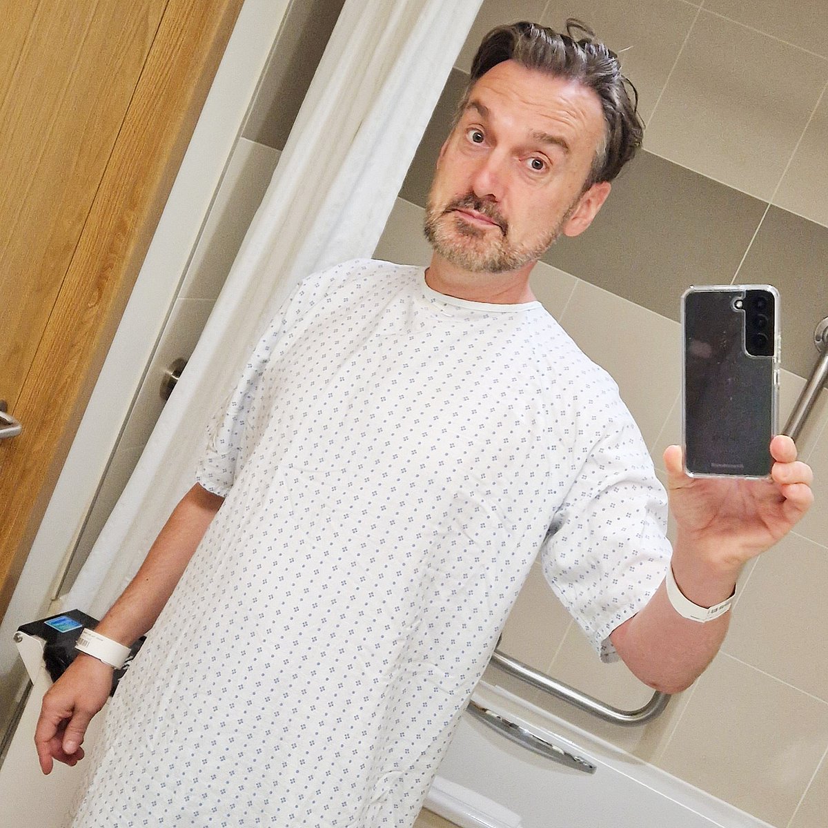 Timsley's tweet photo. Up the Cromwell Hospital to sort her eye bags out..! #SHOULDADONE 👀🛍 #TIMMYALEXISCARRINGTONWARD #PLASTICSURGERY #EYEBAGS #CROMWELLHOSPITAL #KEEPYOUNGANDBEAUTIFUL #NOFILTERSOPLASTICSURGERYNEEDED https://t.co/d02L4Qk6qf