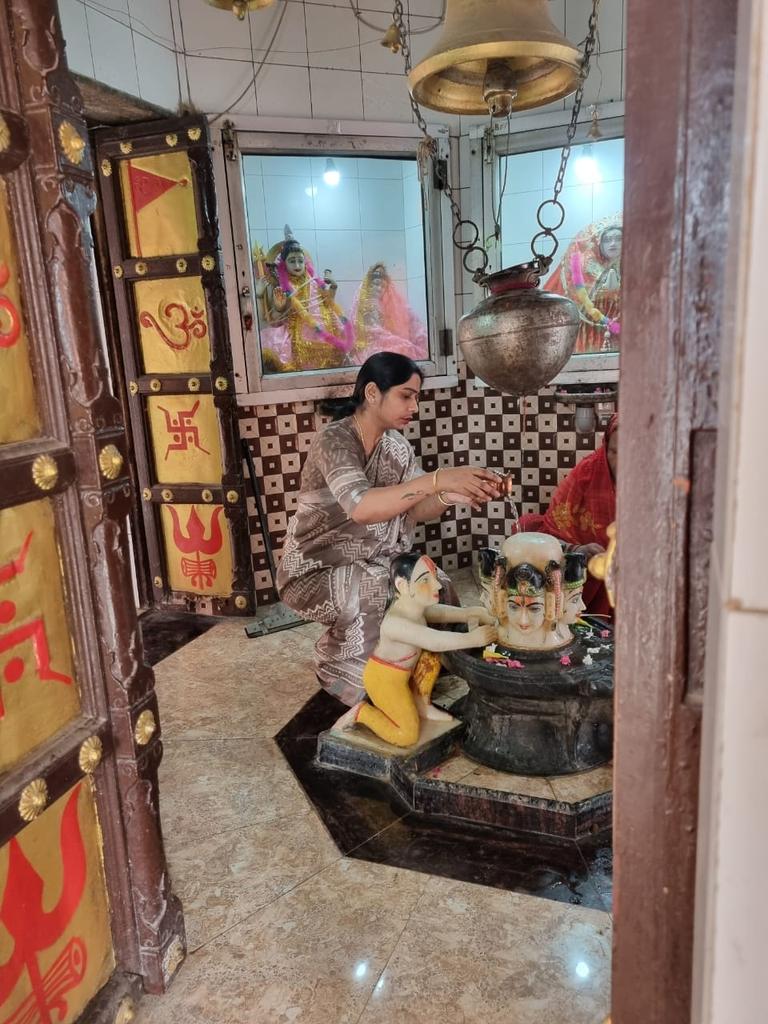 monk_anil's tweet photo. @Mission78Kanshi @BhimArmyChief @AdvRajendraPal ये स्वामी प्रसाद मौर्य की बेटी संघमित्रा मौर्य बौद्ध स्तूप में पूजा करते हुए... देख ले हूतिए 🤣🤣🤣 https://t.co/8N5j1cbPah