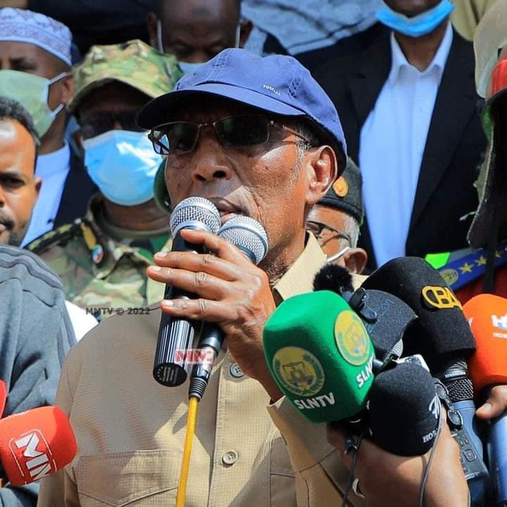 asiis_ibrahim's tweet photo. Madaxwayne dalkan wax kaasi sugayaa in aad gaadhsiiso doorasho.faakihaysi siyaasadee no.wax lagaga fadhiyaa in aad khilaafka dalkan soo afjarto kaasi ka soo bilaamaya xafiiskaada madaxtooyaď somaliland https://t.co/rok1Ju4L1h