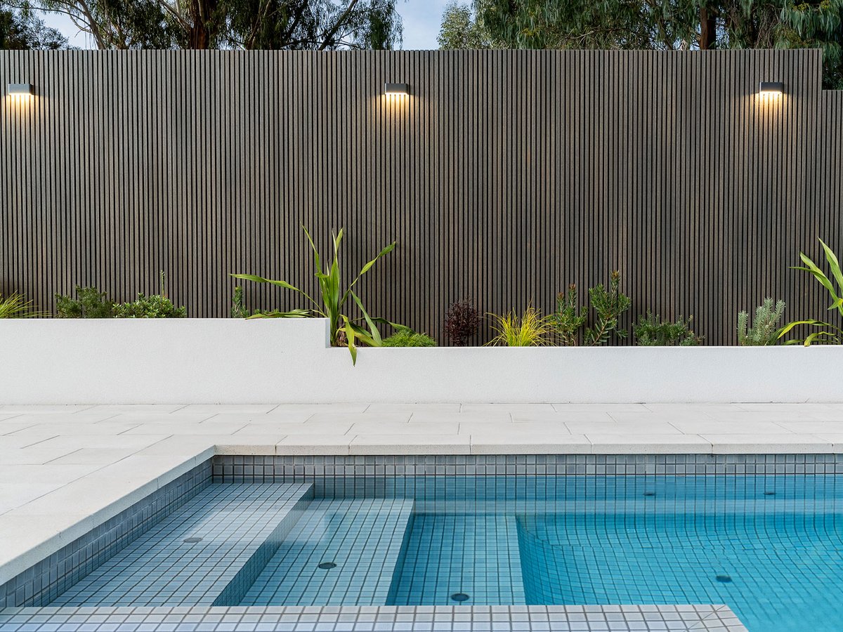 Dreaming of this picture-perfect #poolscape, constructed by Dream Making Landscapes using Anston #paving and #poolcoping in Vega ✨

Photo: Lyons Photography