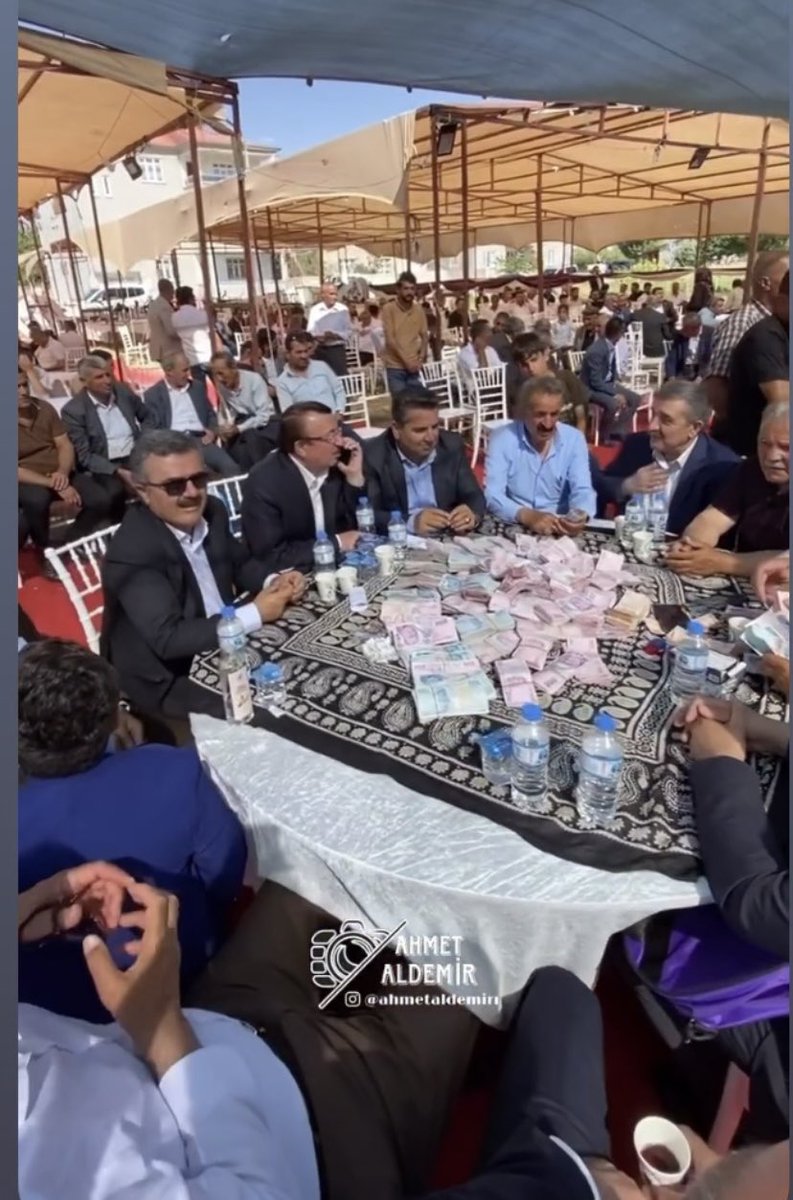EAsireti's tweet photo. Aşiret liderimiz M Salih Õzbek edremit ilçemizde #buzhane Mahallesi’nde aşiret mensuplarımız’dan #TOLAN ailesinin düğün törenine katıldı. Gelin ve damada mutluluklar dileriz. https://t.co/00gEoMLpGs