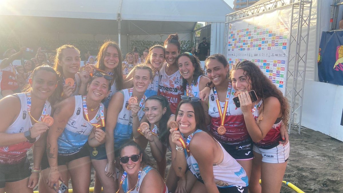 Desde el Ayuntamiento de Pozuelo de Calatrava y la Concejalía de deportes queremos dar la enhorabuena a las hermanas Maria Laguna y Jimena Laguna que terminaron ayer terceras en el Campeonato de España 🇪🇸 de Balonmano Playa 🤾‍♀️🏝️ celebrado en Almeria con el Beach Ciudad Real.