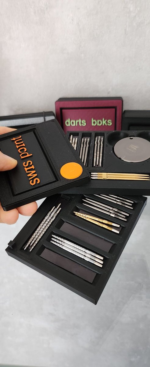 ollisdartgarage's tweet photo. My newest THING 🚀 flexible, compact dartsboxes 🎯 designed decks with rotating mechanism for flights, shafts, points, swisspoint, 180 R2 interchange ... whatever 😉 #darts #dartsbox #dartscase #ollisdartgarage #mydartsbox https://t.co/XRKn7Twyld