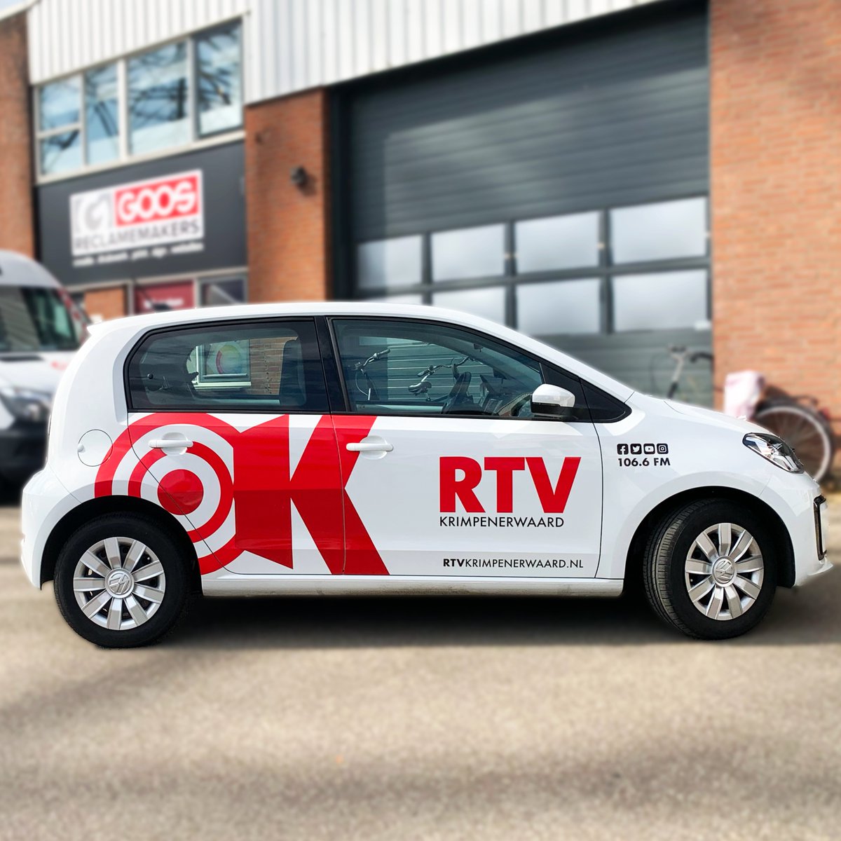 Goosprintensign's tweet image. Goos heeft afgelopen week de nieuwe #autosigning voor RTV Krimpenerwaard mogen verzorgen, van ontwerp tot montage. Veilige kilometers gewenst! 🚗

Wil jij ook zorgen voor herkenbaarheid op de weg? goosreclamemakers.nl/producten/auto…