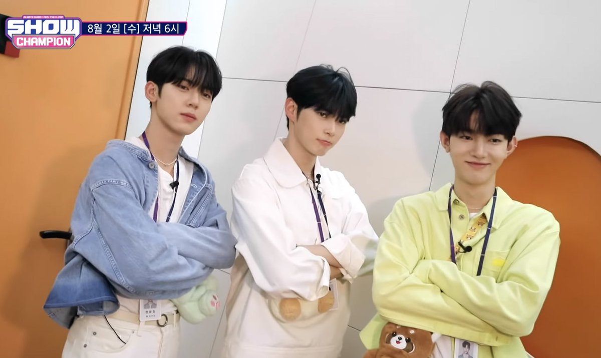 haobinsplanet's tweet photo. THEIR MATCHING BAGS SHUT UPPPPP https://t.co/RaHIMgYZdn
