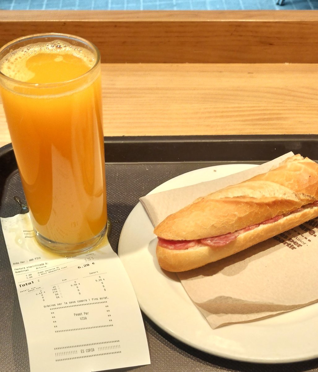 txellsota's tweet photo. Mig entrepà de fuet i un suc de taronja 6,20 euracos!
El suc ja val 4 euros. Si han utilitzat 4 taronjes, surt a 1 euros cada taronja. Estic envoltada de turistes que ho deuen trobar la mar d'econòmic. Barcelona és per rics o turistes. Els pixapins som uns pringats. https://t.co/pk2e4JnyGQ