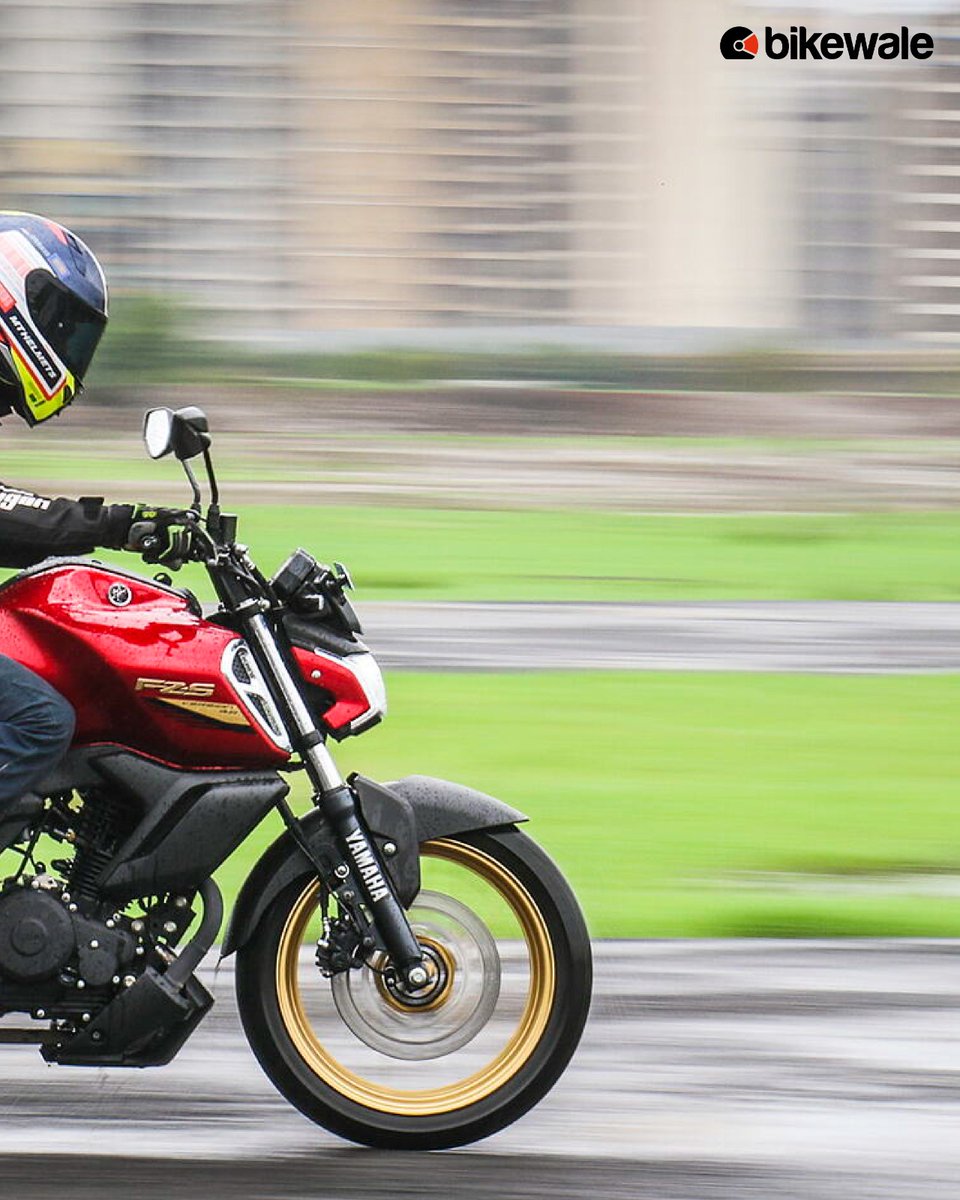 BikeWale's tweet photo. #YamahaFZSFiV4 gets a comfortable riding position and quite easy to ride in the city. The #streetbike gets #149cc engine that offers decent fuel efficiency. It is more muscular in terms of design. Read more: https://t.co/GmJuKpBW0A 

#BWPhotos #Yamaha https://t.co/B3TbjcXSjd