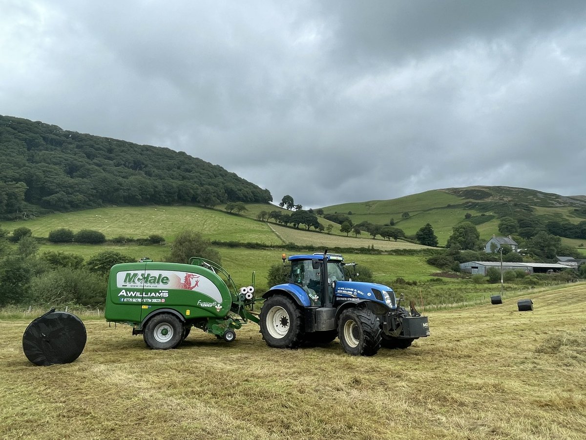 einion_williams's tweet photo. Patiently waiting on the sun to get on with some silage.. ☔️ 😴 https://t.co/ibhgDabsXf