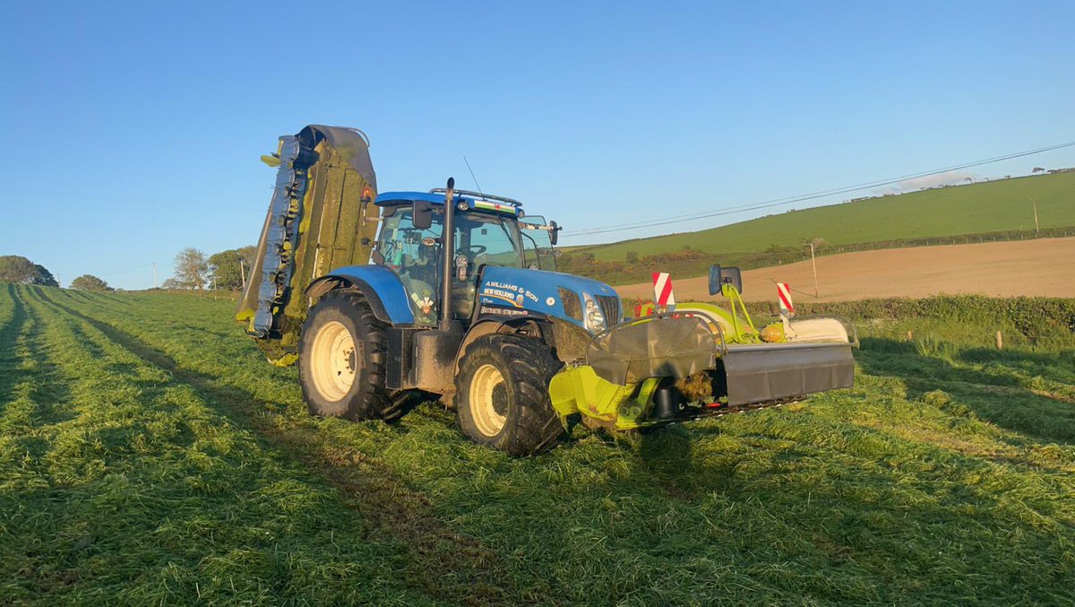 einion_williams's tweet photo. Patiently waiting on the sun to get on with some silage.. ☔️ 😴 https://t.co/ibhgDabsXf