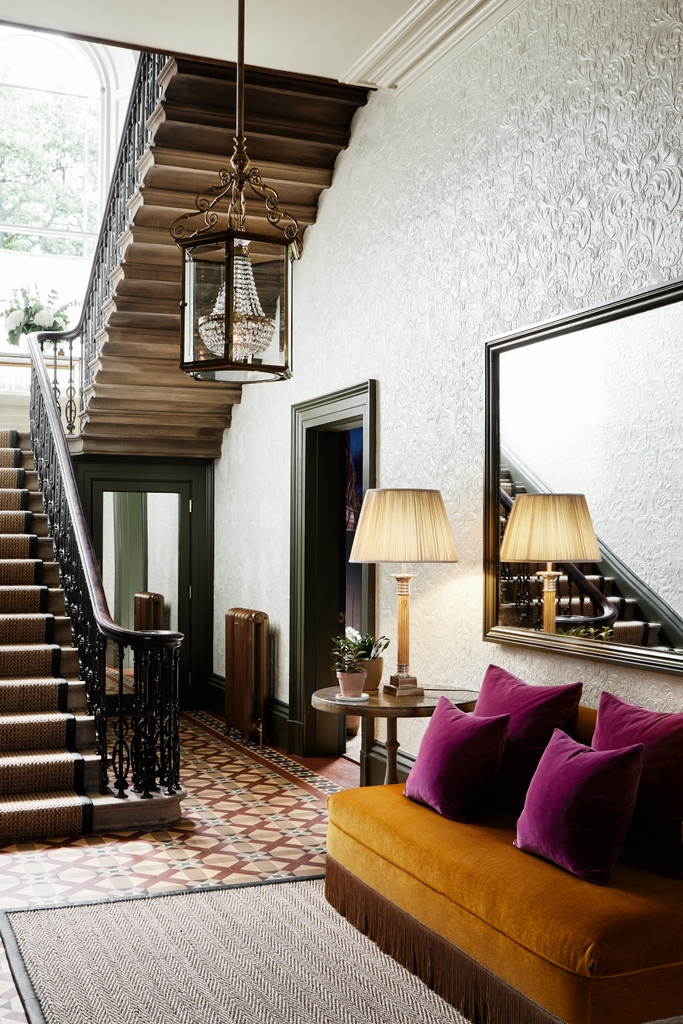 ChelseaQuarter's tweet photo. Starting a new theme of Stairways & Hallways today. Shown here the stunning hallway and staircase of @thecountryhousediaries featuring #ChelseaDesignQuarter member @crucialtrading leather-bound rug and stair runner.
https://t.co/Rs8sWPP4dA https://t.co/WuiUCjhcRz