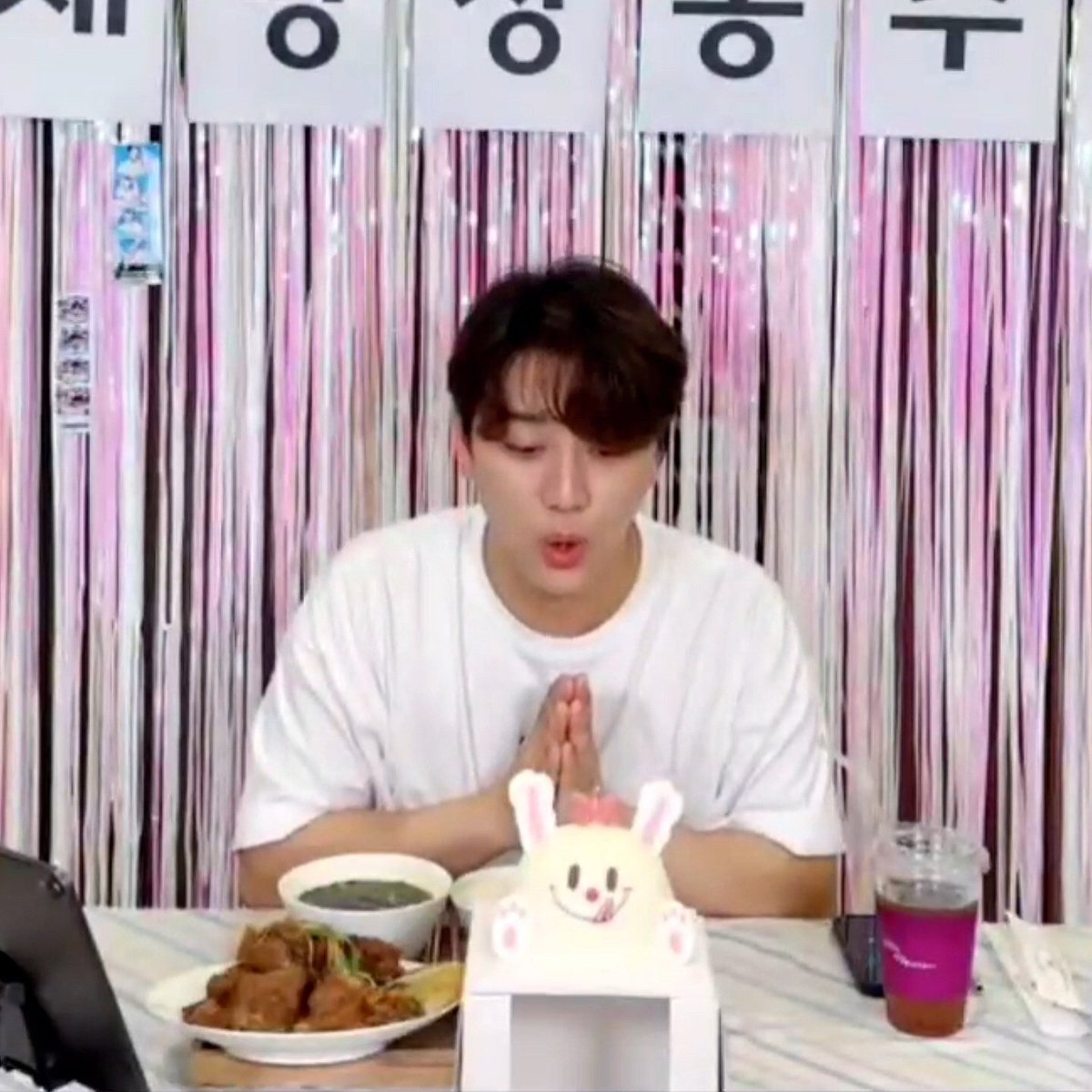 WhYCheonJi's tweet photo. 🦊 이거는 최성윤씨를 위한 케이크구요
🦊 사랑하는 와이, 주찬 생일축하합니다아 

🎂🙏🏻🕯🌬 https://t.co/nWWnTE54fl