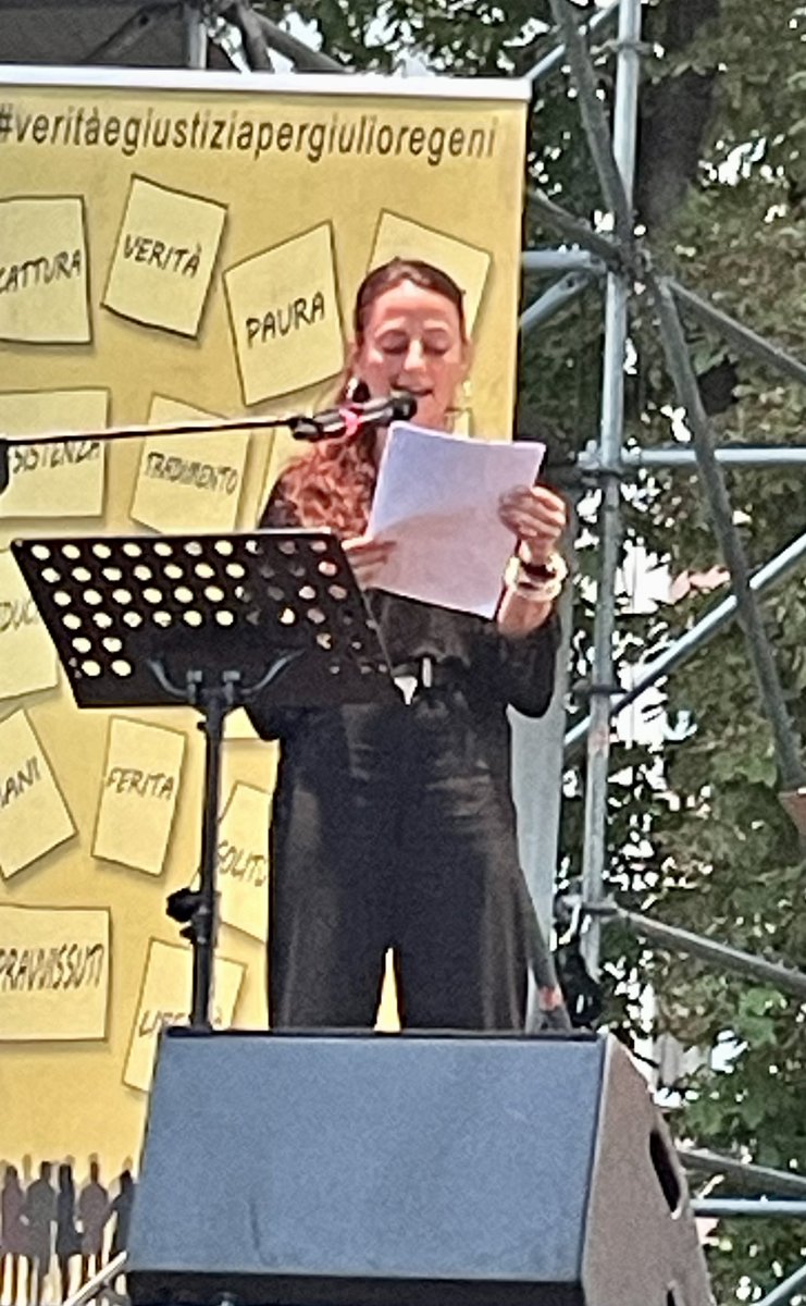 GiulioSiamoNoi's tweet photo. Sul palco @MartaCuscuna legge brani da #GiulioFaCose

“Paola: Ricordo di aver chiuso gli occhi e di aver visto un'immagine: un cassonetto dell'immondizia e, a fianco di quel cassonetto, buttato per terra, Giulio.

#Regeni
#OndeperGiulio
#OndeMediterranee
#GradiscadIsonzo https://t.co/5E2FZ0qFmi