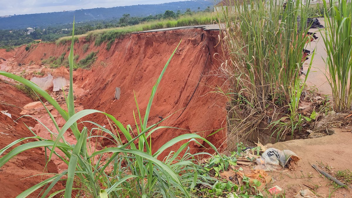 AmbientAmaranth's tweet photo. @ruffydfire Road connecting Orlu to Ideato South/North, Imo State through Ekwulobia/Uga in Anambra state. The depth can swallow 10 storey building. Very deep. We have been caught off. Beautiful before but destroyed by Rochas Okoroawusa. https://t.co/JhqENUEuxi