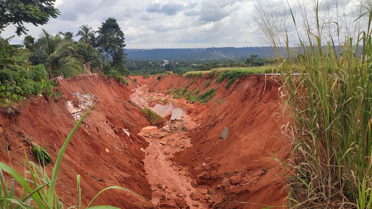 AmbientAmaranth's tweet photo. @ruffydfire Road connecting Orlu to Ideato South/North, Imo State through Ekwulobia/Uga in Anambra state. The depth can swallow 10 storey building. Very deep. We have been caught off. Beautiful before but destroyed by Rochas Okoroawusa. https://t.co/JhqENUEuxi
