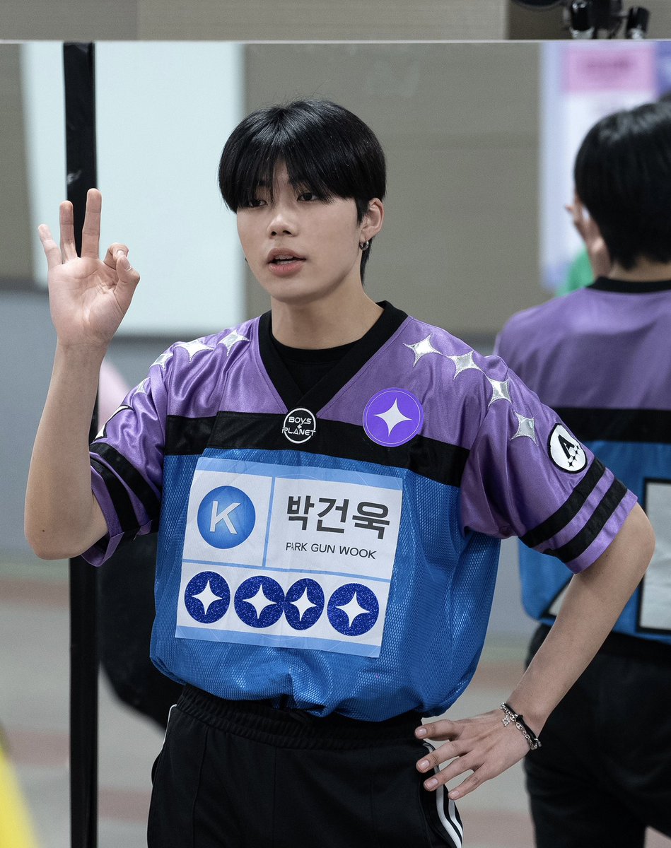 peachgunwook's tweet photo. The bracelet worn by Hwanhee before he gifted it to Gunwook 🥺

#박건욱 #이환희 https://t.co/0I6oxCIlyT