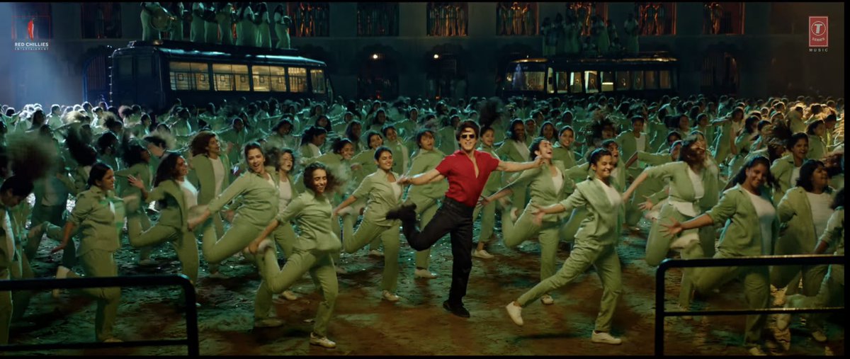 iamsrk_brk's tweet photo. #ShahRukhKhan’s Look and Energy has taken the song to the next level. Mass @iamsrk 🔥 

#ZindaBanda #Jawan https://t.co/T8WyQA3Hf6