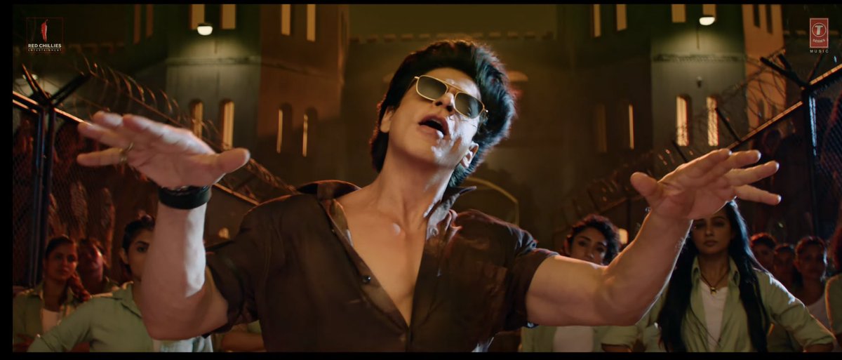 iamsrk_brk's tweet photo. #ShahRukhKhan’s Look and Energy has taken the song to the next level. Mass @iamsrk 🔥 

#ZindaBanda #Jawan https://t.co/T8WyQA3Hf6