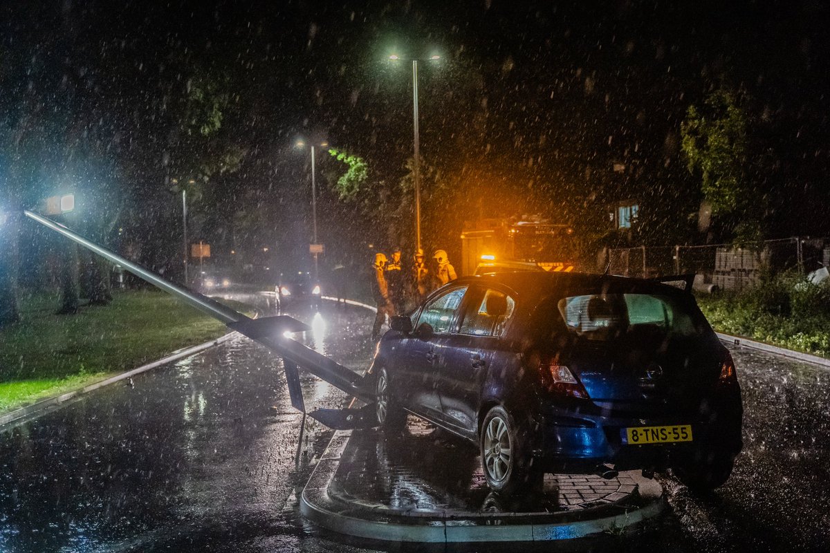 JeffreyNOB's tweet photo. Gisterenavond botste Jannie in beschonken toestand op een lantaarnpaal. Ze had geen rijbewijs en had flink gedronken. De auto had ze “gestolen” van haar ex-man….. #Capelle https://t.co/zb16wcD0yp