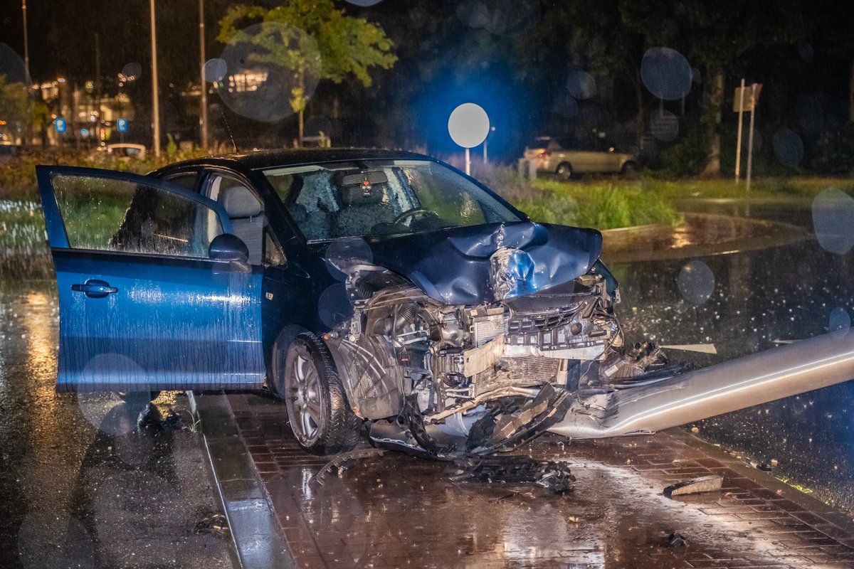 JeffreyNOB's tweet photo. Gisterenavond botste Jannie in beschonken toestand op een lantaarnpaal. Ze had geen rijbewijs en had flink gedronken. De auto had ze “gestolen” van haar ex-man….. #Capelle https://t.co/zb16wcD0yp