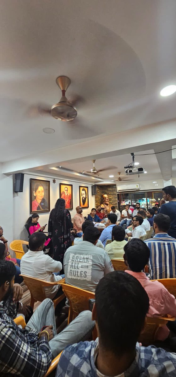 SheetalSheth_'s tweet photo. तसेच  नवी मुंबईतील युवासेना व युवतीसेना सर्व प्रमुख पदाधिकारी उपस्थित होते.
#shivsena #yuvasena 
Aaditya Thackeray  Varun Sardesai Andhare Sushama 
Shivsena Communication
📍नवी मुंबई
#ShivsenaUBT #शिवसेना_उद्धव_बाळासाहेब_ठाकरे
#घराघरात_युवासेना https://t.co/qy7jGt2M90