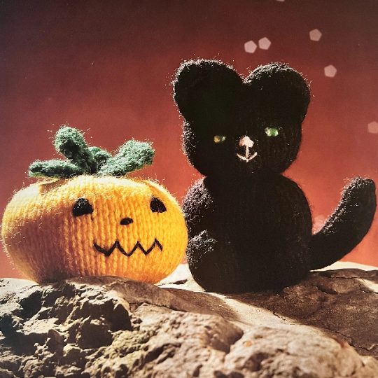 DDCrochetDesign's tweet photo. Vintage Knitted Pumpkin and Cat Pattern 🐈‍⬛🎃
Perfect for any Halloween loving knitter #MHHSBD #Halloween #pumpkin #witchescat #yarn #knitting #vintage #cat #cute #crafts #MondayMakes https://t.co/v1jciXAHAS https://t.co/tgqVpJXzXU