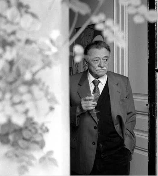 Tengo miedo de verte
necesidad de verte
esperanza de verte
desazones de verte

tengo urgencia de oírte
alegría de oírte 
buena suerte de oírte
y temores de oírte

o sea
resumiendo
estoy jodido
y radiante quizás 
más lo primero 
que lo segundo 
y también viceversa. 

 — Mario