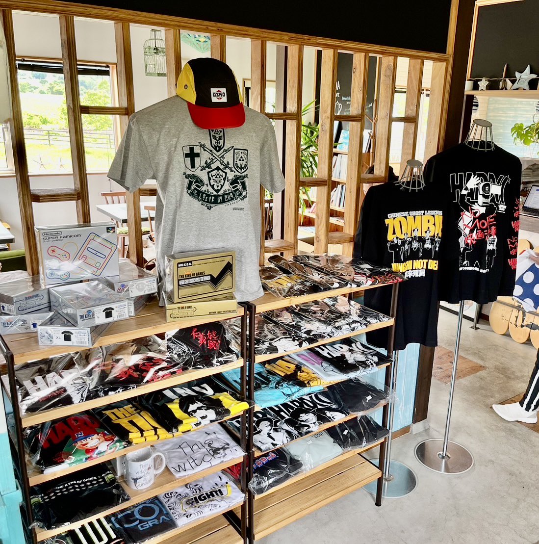 controller_slct's tweet image. 「 コントローラー ポップアップショップ　in CAFE KALAMA 」
ご好評につき期間延長✨

オリジナルメニューや記念企画も開催中です！

【詳細はこちら】
controller-company.com/2023/07/14/01-

是非お待ちしています！

#スプラトゥーン #アンダーテイル #ポップアップショップ