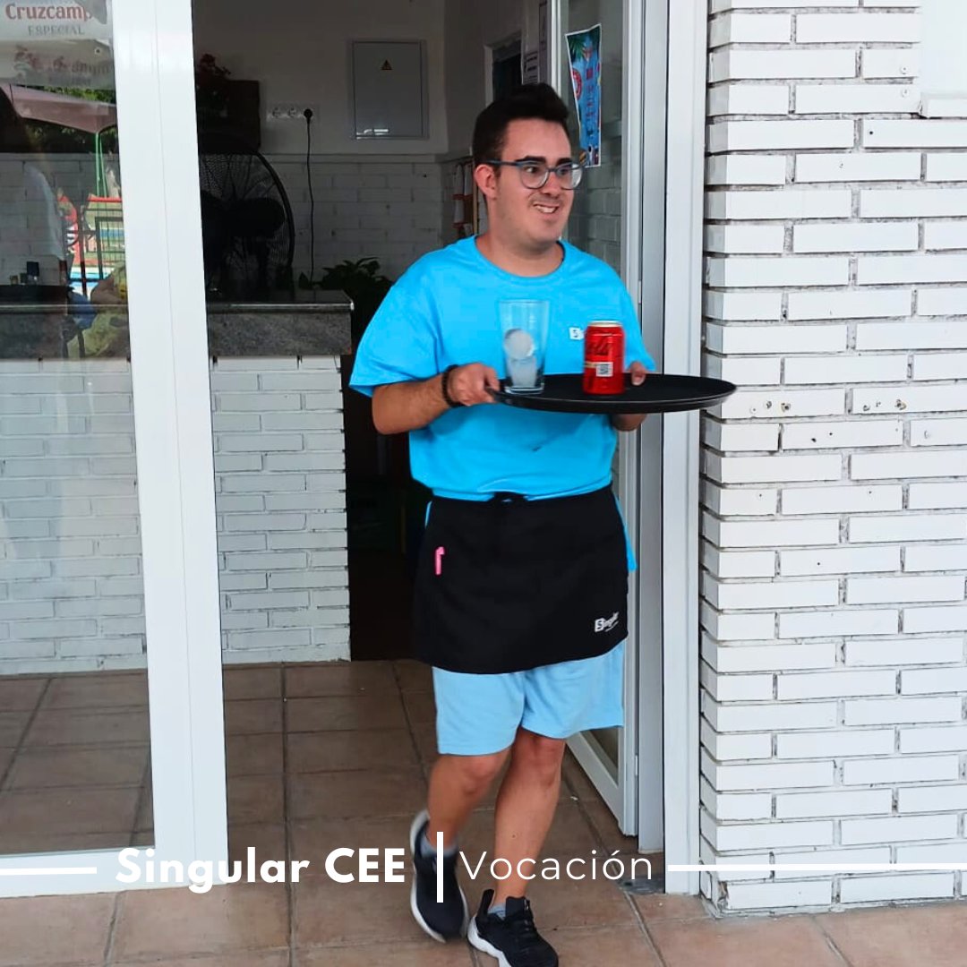 SingularCEE's tweet photo. 👉¿Conoces a Francisco Rojas? Es la imagen de la vocación, el trabajo y la capacidad.
Cursó PTVAL de hostelería en @FuturoSingularC y ha hecho prácticas de DECACHÉ y Pastelerías Roldán...
💯Todo un profesional con el que tenemos la suerte de contar en #SingularCEE
#CórdobaEsp https://t.co/BHplnyRJ17