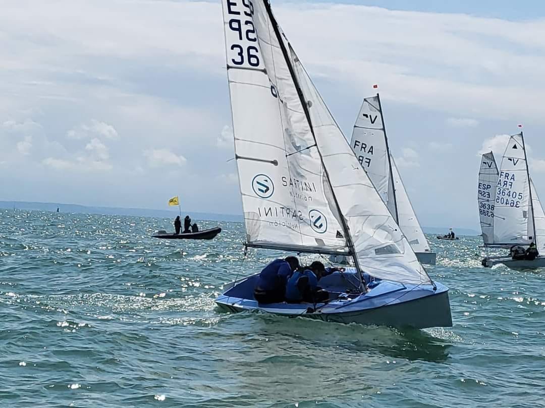 FJyD's tweet photo. El Moralejano Jose Ignacio Fernández y su compañero Alain Arrin se proclaman campeones del Mundo en la Categoría Vaurien máster de vela. ¡¡Enhorabuena!!
💚🤍🖤 https://t.co/ry9sXAurBj