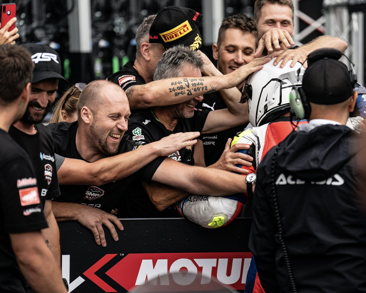 DOMINGO | P3 (🇨🇿GP)

¡Podio y líderes del Mundial! Cerramos mi mejor fin de semana con un 🥉 en la última vuelta y bajo la lluvia. Pasito a pasito, que estamos en el buen camino. Vacaciones🔛! 

• Warm Up = P1
• Carrera 2 = P3
• General = P1 (117 pts)

#CzechWorldSBK🇨🇿 #JL73🐶