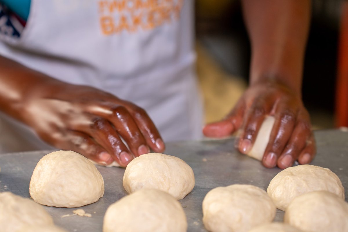 WomensBakeryRW's tweet image. Her hands tell a story of resilience and empowerment, shaping dough and breaking down barriers.
It's #BreadPower

@RwandaWomenNet @RwandaWomenMag @RwandaGender