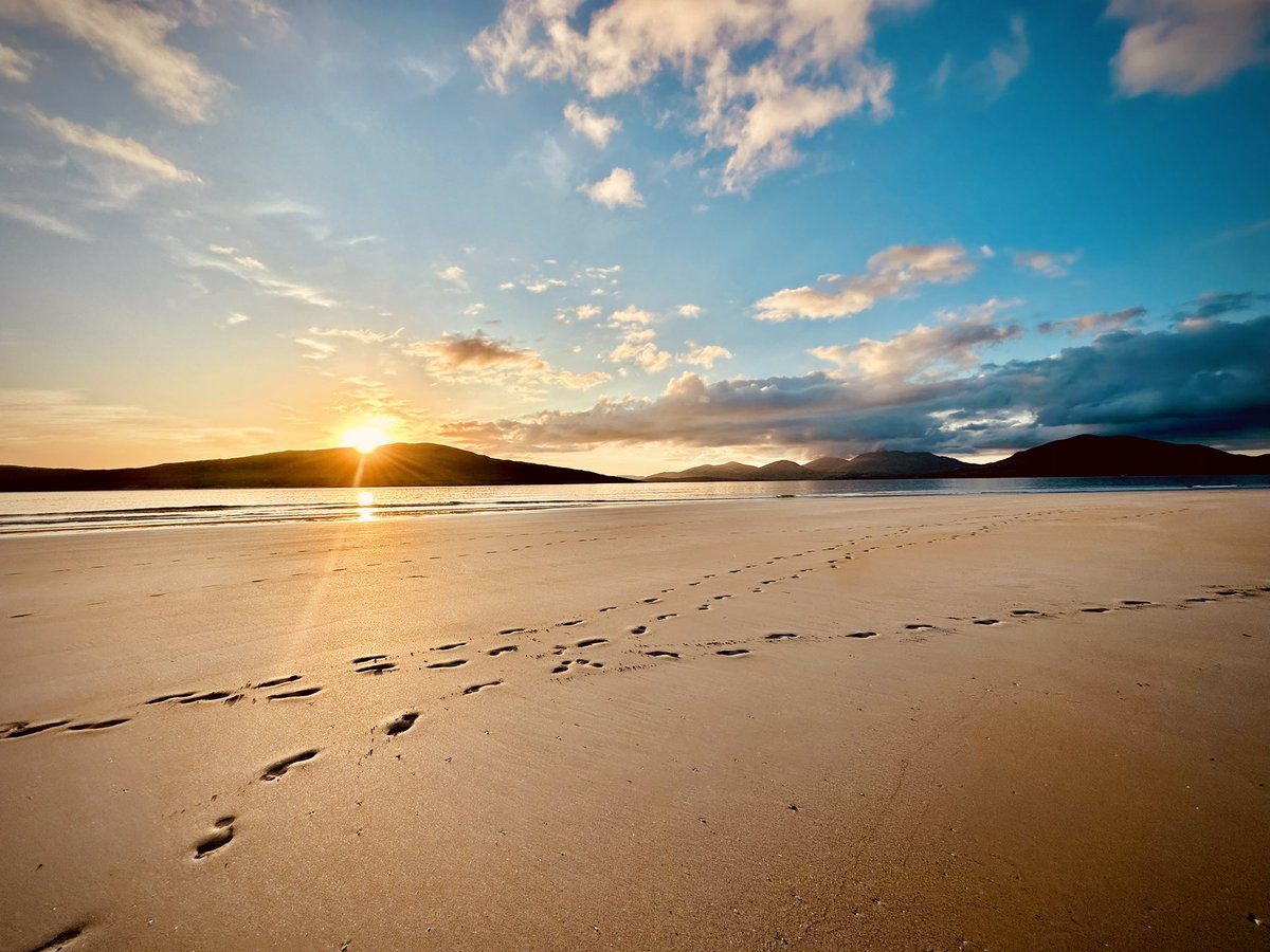alwynj's tweet photo. Absolutely stunning Sunset last night #luskentyre #isleofharris #scotland #sunsetphotography #sea #sunset #iphoneography #iphonephotography #iphoneography #instagood #photographers #outerhebrides #isleofharris #scottishhighlands #scottishislands #hebrides #harris ##beach https://t.co/MtKgG7Jqpk
