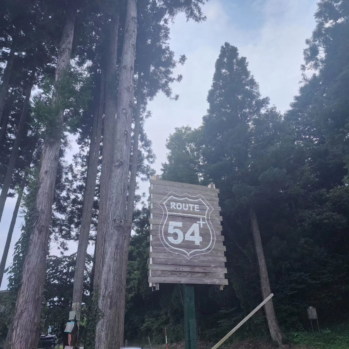 kuronekozaka1's tweet photo. 7月31日(月)、急遽、飯南町で出店しております。
困惑を隠せない黄色い従業員と女優ライトとボク。
今朝、急に出店決まったの本当に意味わかんなーい。

#フードトラック
#シーアンドグリーン
#民泊
#再会の約束亭
#飯南町
#route54 https://t.co/fnj6oXXmyb