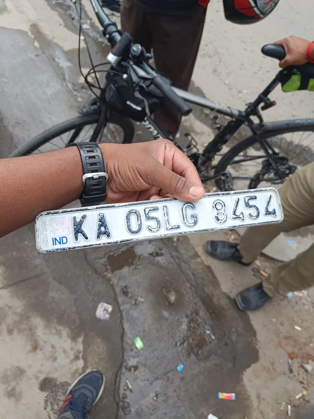 lavanyadeepak's tweet photo. A #HitAndRun being reported on @Reddit by a @letsblinkit #DeliveryExecutive on a #Bicyclist.
The victim has enumerated the report here: https://t.co/QT23A5iTYc
Can @blinkitcares @blrcitytraffic rope in for victim's assistance?
@BlrCityPolice https://t.co/EBmIboFwY7