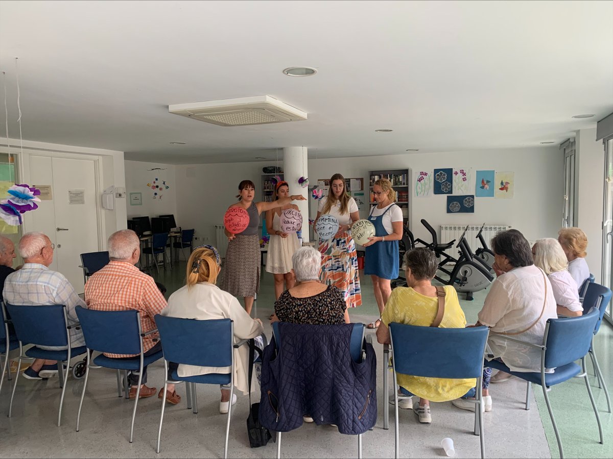 primariaicscat's tweet photo. 👉Ha finalitzat el taller formatiu "Estiu saludable" per a persones usuàries dels Habitatges amb Serveis per Gent Gran Reina Amàlia, amb estratègies per passar un bon estiu al barri. Taller impartit per professionals de l'Equip d'Atenció Primària Raval Sud del #CAPDrassanes https://t.co/iZeKktgPbI