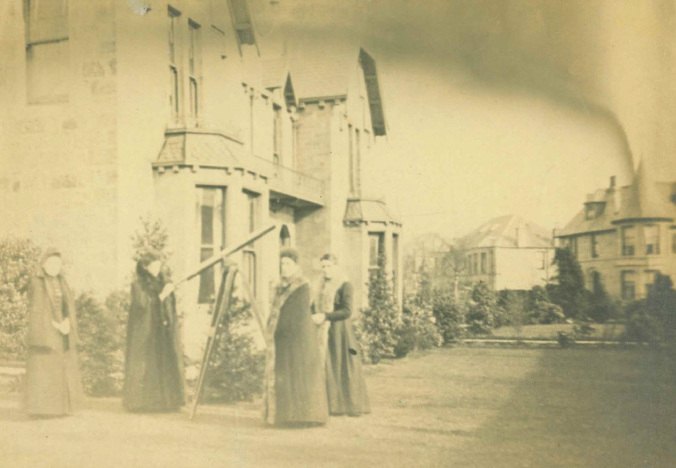 ClacksCouncil's tweet photo. The @explorearchives theme for July is Space and Clackmannanshire Archives has found this photo of ladies from the Cummings family trying their telescope outside Birkendale House in Alloa, ready to do some stargazing. #EYASpace https://t.co/A7N5LPCRZ0 https://t.co/WOGYhDK5nK