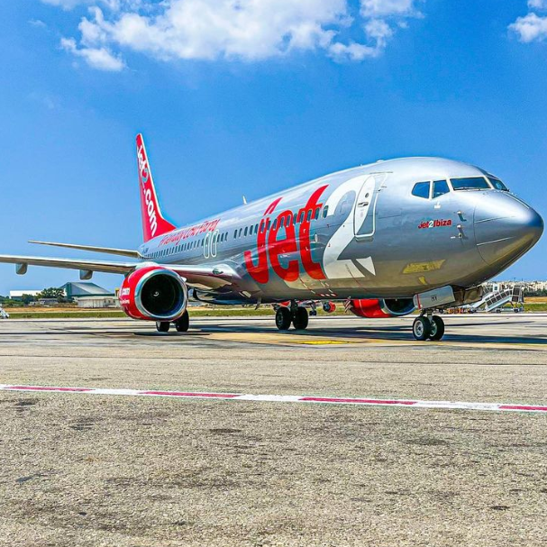 That feeling when you see your plane approaching, ready to whisk you away! 🛫

Drop the emoji in the comments which best describes this feeling! 👇

📸 djc.jets

#Jet2 #Jet2holidays #Jet2SomewhereNew #Plane #Planespotting #AVGeek