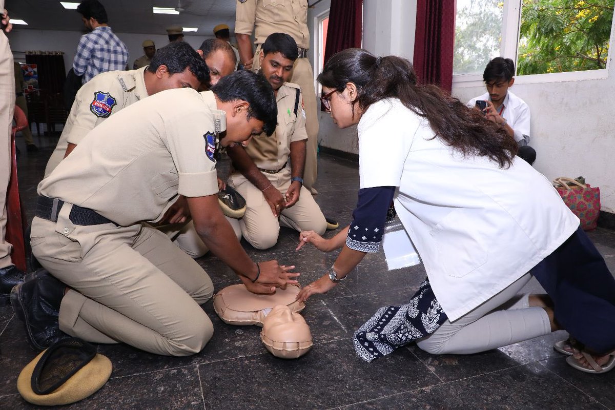 Life is precious…. Training given on #firstaid to the police personnel in collaboration with doctors of Osmania Medical College. #CPR hands on practice given…. #TSSP #Battalions @tsspbnshq @1stBnTSSP @TelanganaCOPs @TelanganaDGP