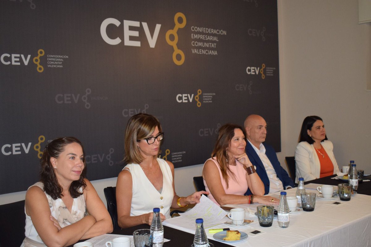 IGobernanzaEmp's tweet photo. 🚀 Visión de presente y futuro en el Gobierno Corporativo Sostenible a través del compromiso #ESG en los #ConsejosDeAdministración

Gracias @cerscv por organizar este desayuno. Un honor participar y promover prácticas responsables y #BuenGobierno

https://t.co/xFArYl8OEb https://t.co/R4Scg8A3N6