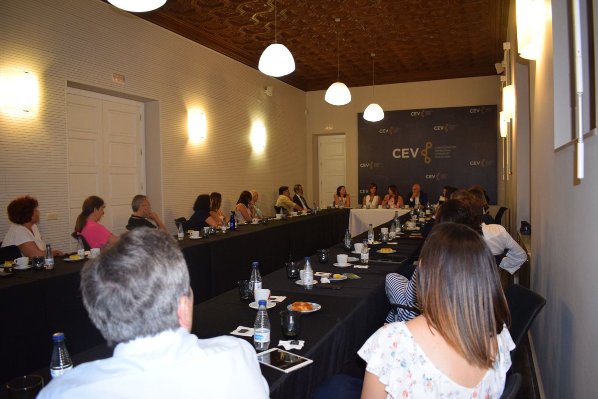 IGobernanzaEmp's tweet photo. 🚀 Visión de presente y futuro en el Gobierno Corporativo Sostenible a través del compromiso #ESG en los #ConsejosDeAdministración

Gracias @cerscv por organizar este desayuno. Un honor participar y promover prácticas responsables y #BuenGobierno

https://t.co/xFArYl8OEb https://t.co/R4Scg8A3N6